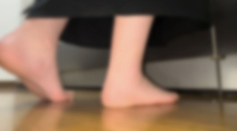 OLが料理してる時の足裏ってどうなってるの?