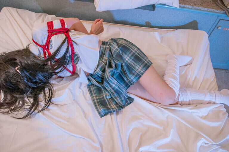 緑ネクタイ制服姿の女の子が逆海老に縛られてムチで〇〇される(N子)