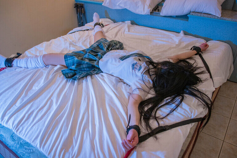 緑ネクタイ制服姿の女の子がベッドに大の字に拘束されていたぶられる(N子)