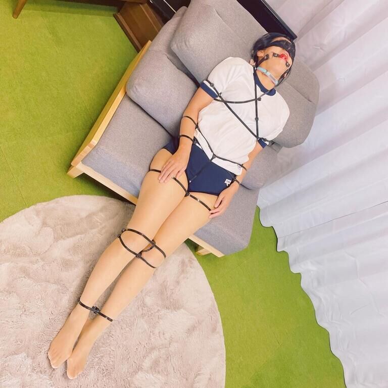 【動くと喰い込む】体操着女子結束バンド拘束　[Tightening the skin] Girls in gym clothes restraint with cable ties