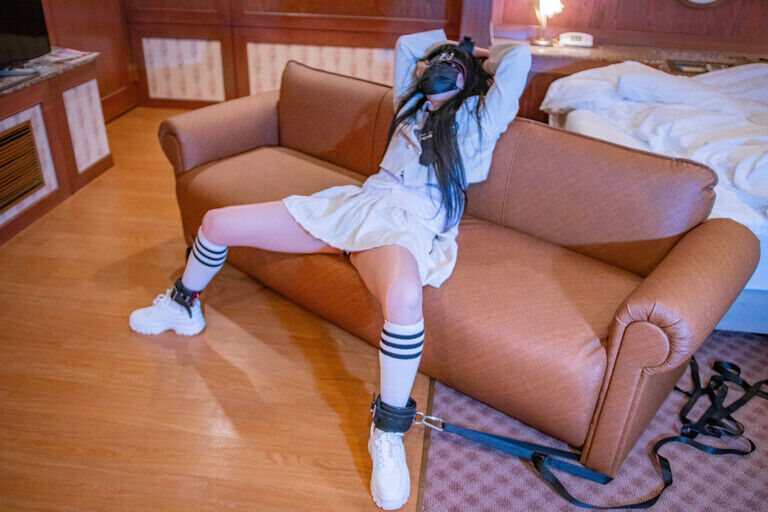 白ブレザー制服女子がソファに縛られてムチ責めや電気責め、くすぐりに遭う(N子)