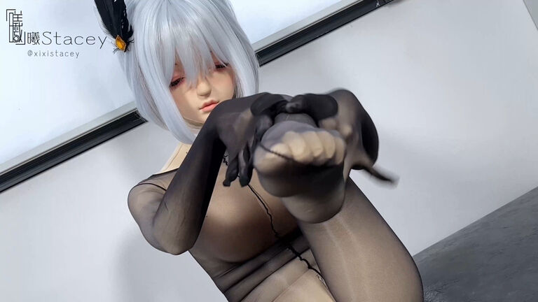 【进阶版8分10秒视频】戴着kigurumi dollmask的申鹤宝宝已经完全被黑丝连身袜掌控了!