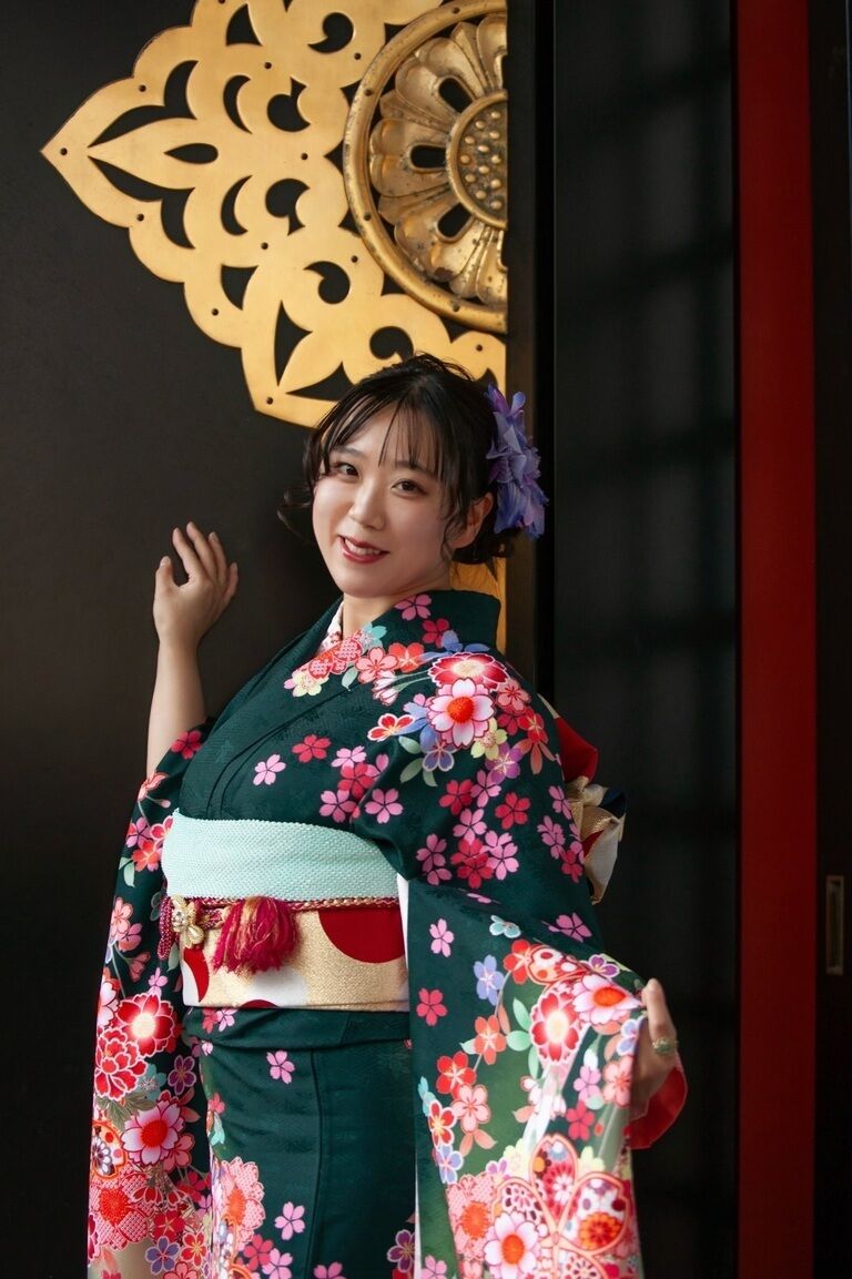 フルカラー振袖写真集『二十歳より今が幸せ』