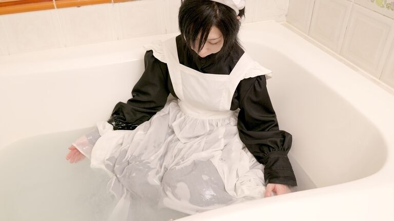 メイド服でローション風呂