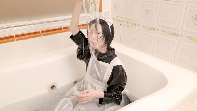 メイド服でローション風呂