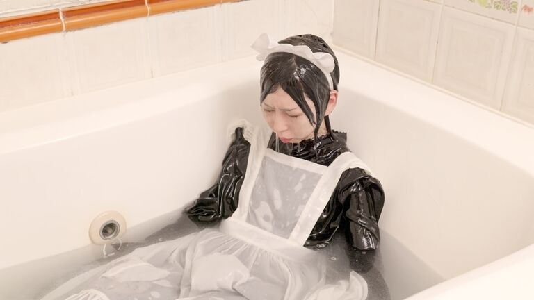 メイド服でローション風呂