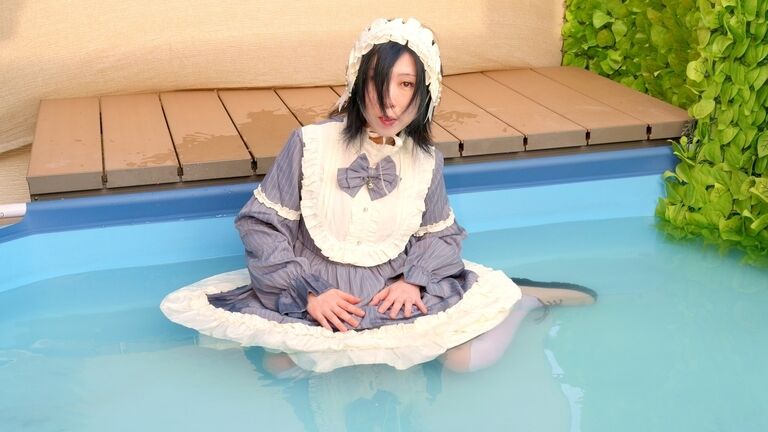 プールで水遊び