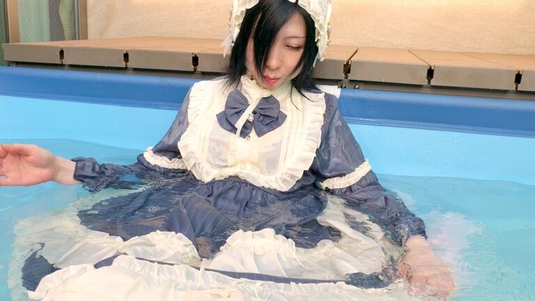 プールで水遊び