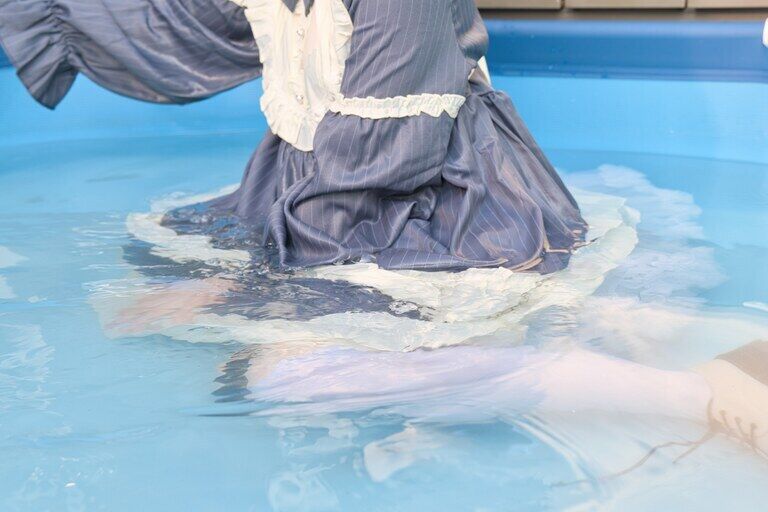 プールで水遊び