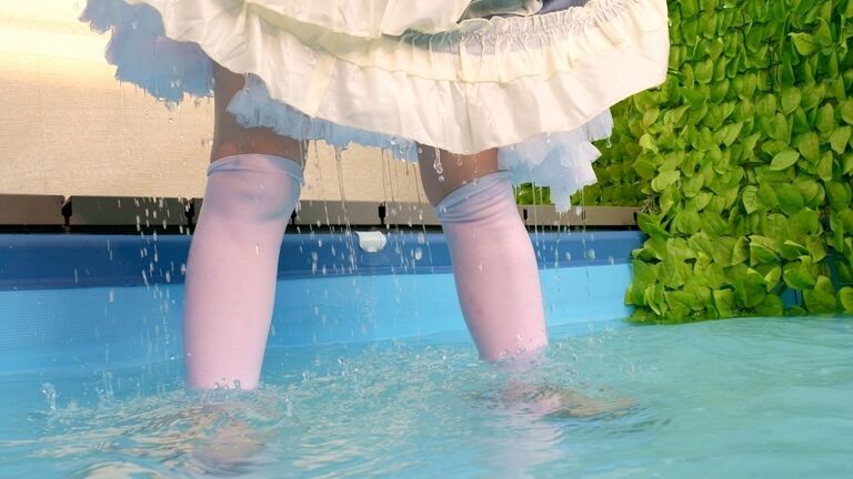 プールで水遊び