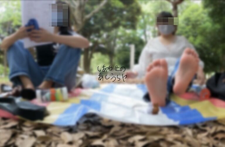 【完全新作】『足が汚くて...』夏の公園で文化系OLさん2人組に足元を撮影させていただきました【本編お顔ぼかし無し】