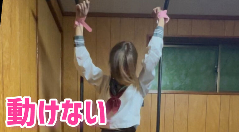 【くすぐり】制服美女を器具に全身拘束してくすぐりしたら…壊れたかと思ったI restrict a uniform woman from head to foot and tickle it