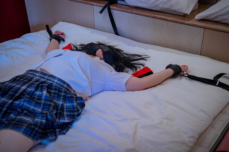 制服の女の子が大の字に拘束されて鞭打たれりして悶える(倫子)
