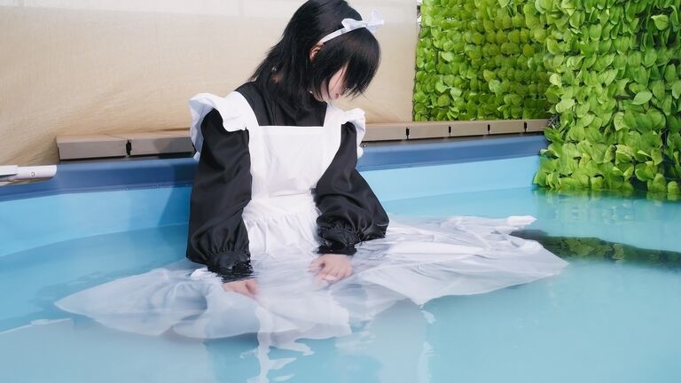 プールで水遊び2