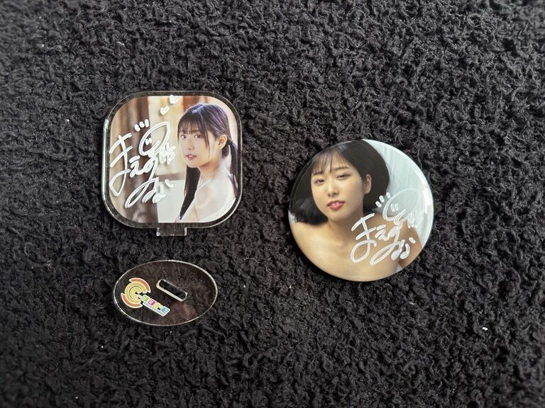 【サイン入りグッズ】2022年合同写真展グッズ/アクスタ+缶バッチ
