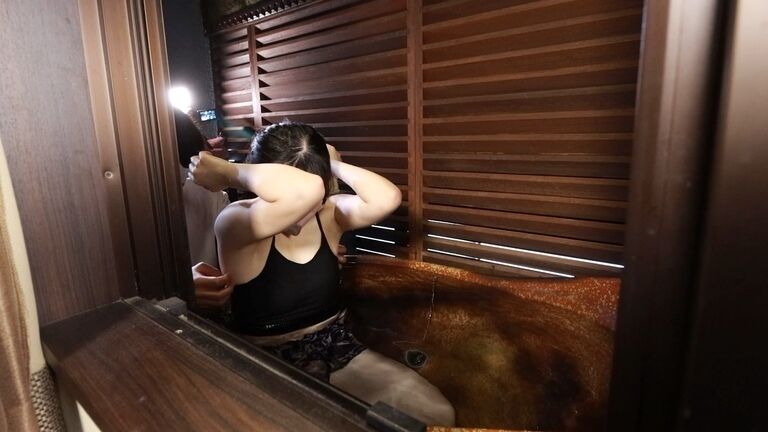 【くすぐり】温泉女子企画の撮影中、急に人妻くるみさんをくすぐってみました