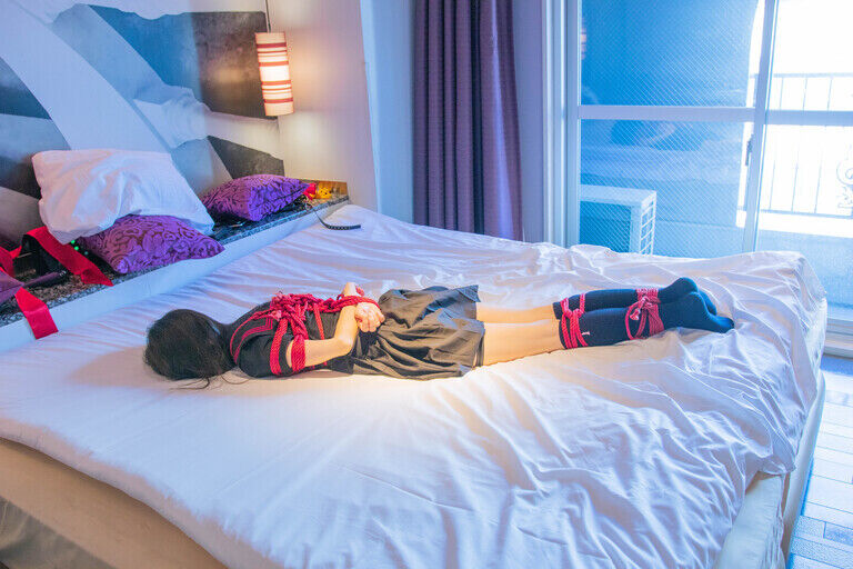 紺色セーラー服の女の子が縛られてムチ打たれたり電気ショック責めを受ける(kurumi)