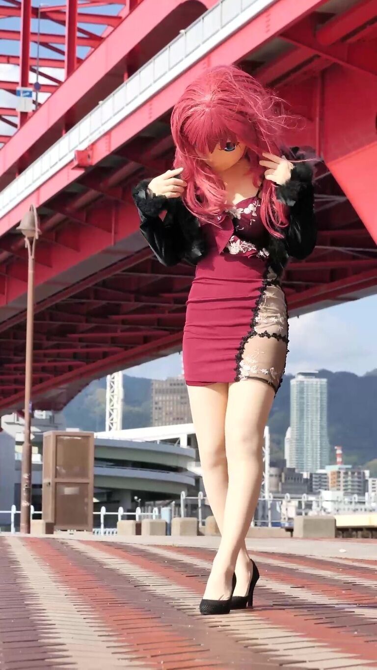 赤のタイトワンピのなつきと港デート