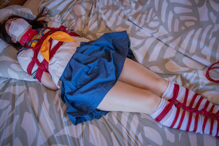 セーラー服の女の子が、全身縛られて首を絞められたりムチ打たれる(うさぽん)