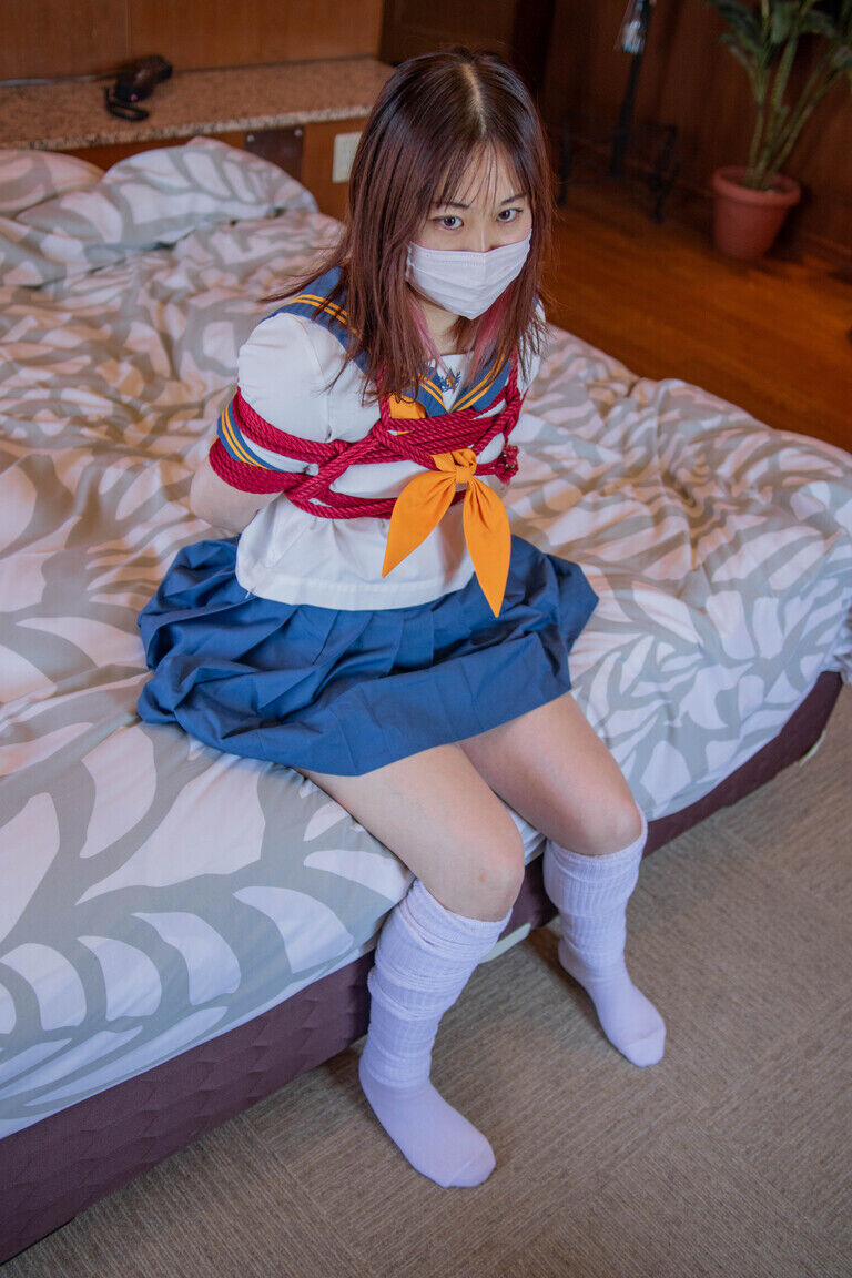 セーラー服の女の子が、全身縛られて首を絞められたりムチ打たれる(うさぽん)
