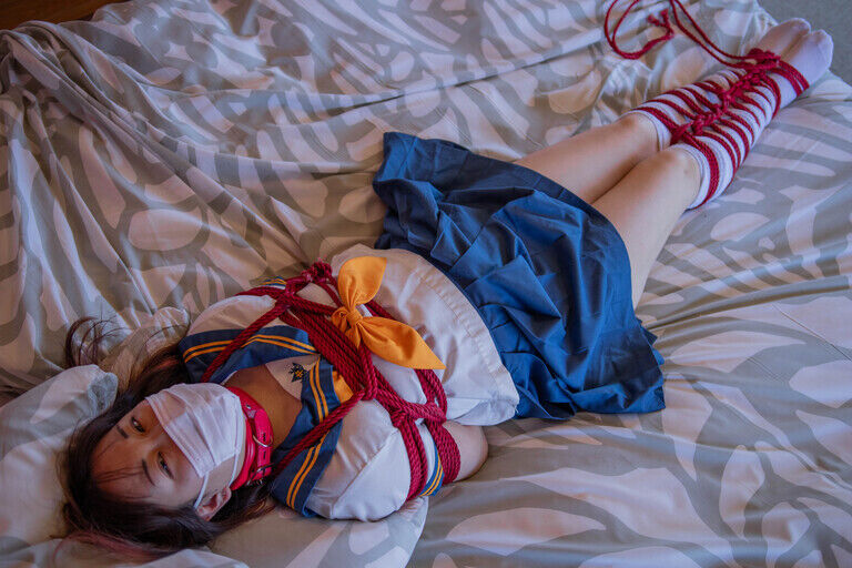 セーラー服の女の子が、全身縛られて首を絞められたりムチ打たれる(うさぽん)