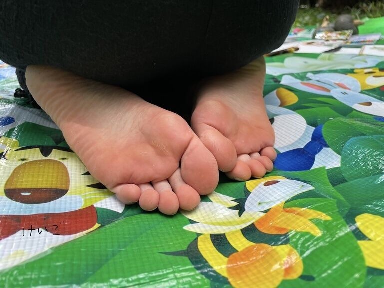 有『私足の裏絶対汚い…』夏の公園で25歳のOLさんに足元を撮影させていただきました 【本編お顔ぼかしなし】リクエスト復刻です
