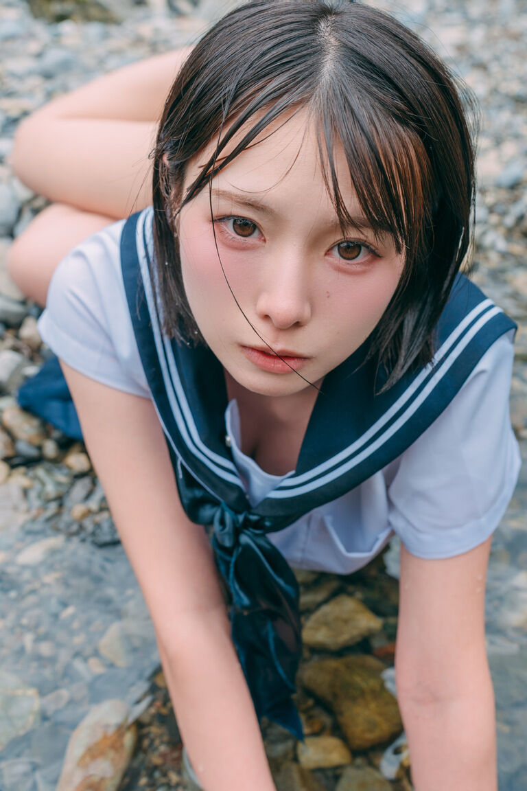 裸足の夏とセーラー服