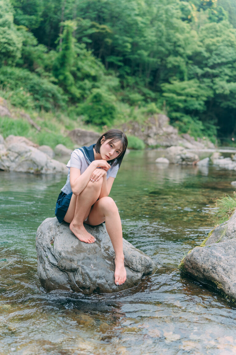 裸足の夏とセーラー服