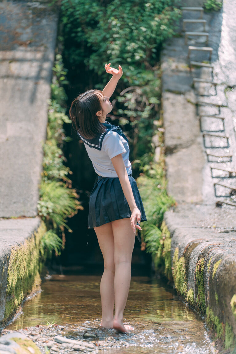裸足の夏とセーラー服