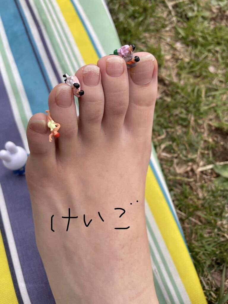 有料会員様用【本編お顔ぼかし無し】20歳の可愛い女子大生さんに靴下脱いだ素足を撮影させていただきました　 リクエスト復刻です