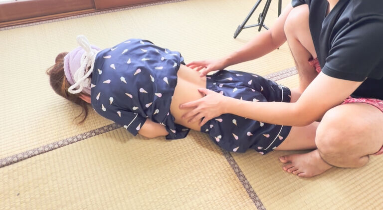 【くすぐり】20代女性の鼠蹊部をくすぐられてしまう…拘束くすぐりでワキも…