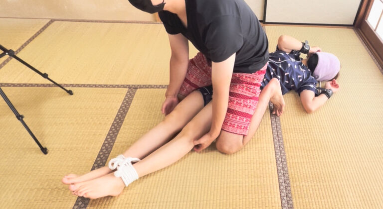【くすぐり】20代女性の鼠蹊部をくすぐられてしまう…拘束くすぐりでワキも…