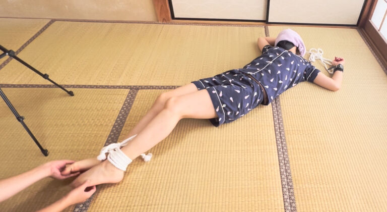 【くすぐり】20代女性の鼠蹊部をくすぐられてしまう…拘束くすぐりでワキも…